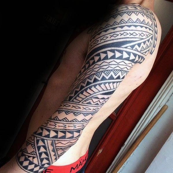 tatuaje polinesio manga para hombre 25