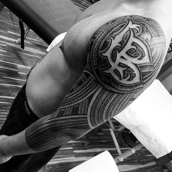 tatuaje polinesio manga para hombre 27
