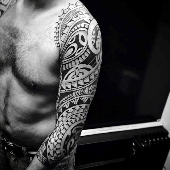 tatuaje polinesio manga para hombre 36