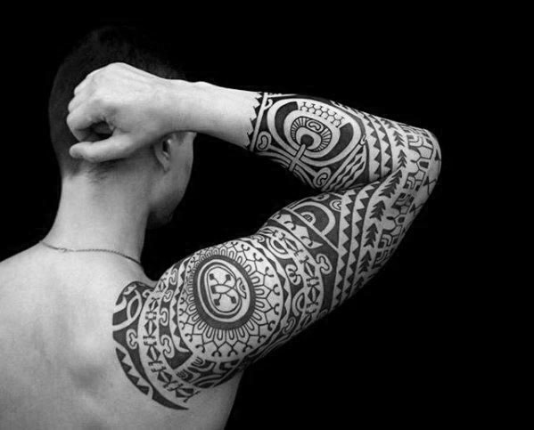 tatuaje polinesio manga para hombre 37