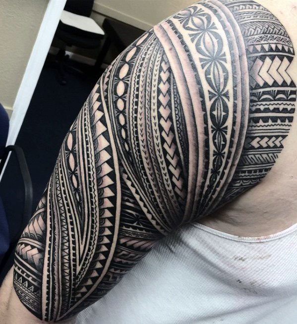 tatuaje polinesio media manga para hombre 04