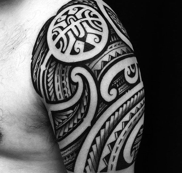 tatuaje polinesio media manga para hombre 11