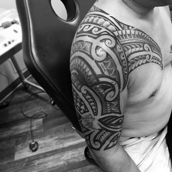 tatuaje polinesio media manga para hombre 18
