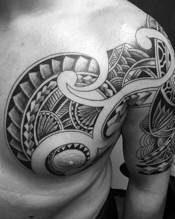 tatuaje polinesio pecho para hombre 01
