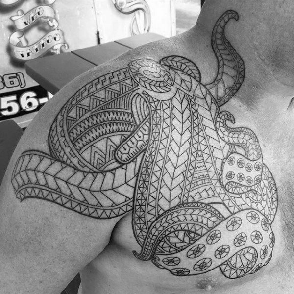 tatuaje polinesio pecho para hombre 02