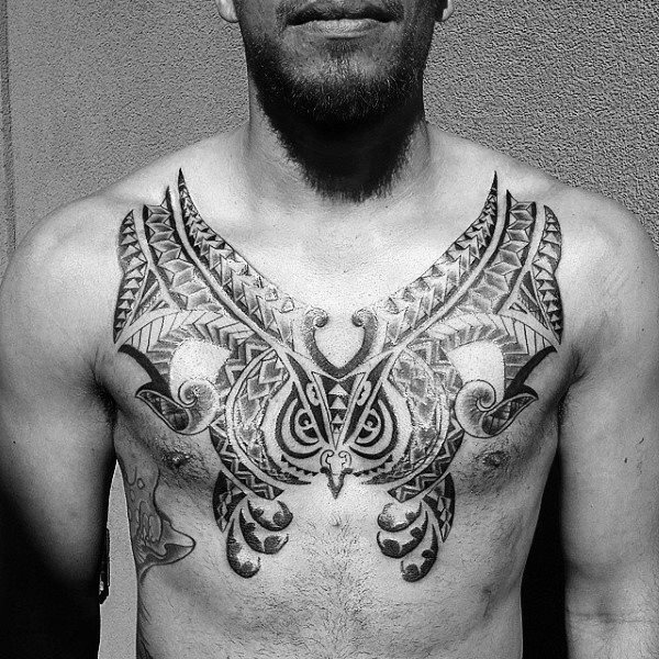 tatuaje polinesio pecho para hombre 05