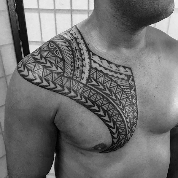 tatuaje polinesio pecho para hombre 06