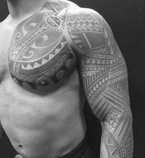tatuaje polinesio pecho para hombre 08