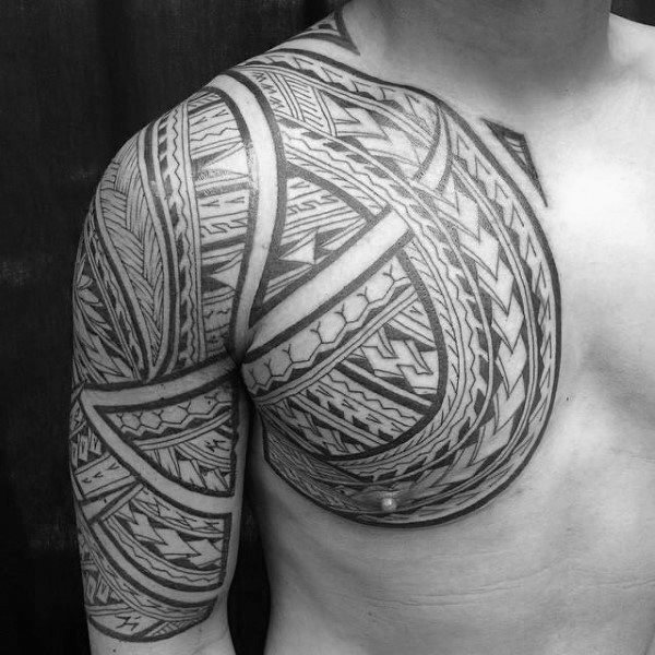 tatuaje polinesio pecho para hombre 09