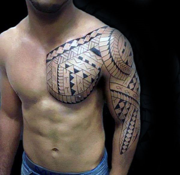 tatuaje polinesio pecho para hombre 10