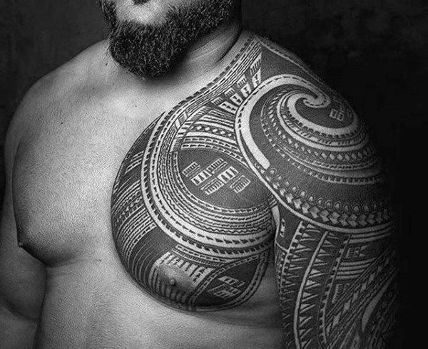 tatuaje polinesio pecho para hombre 11