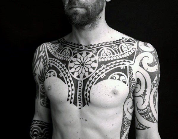 tatuaje polinesio pecho para hombre 12