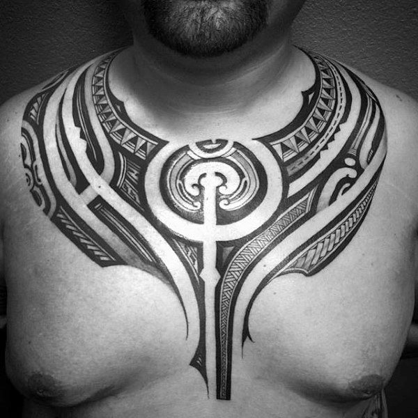 tatuaje polinesio pecho para hombre 13