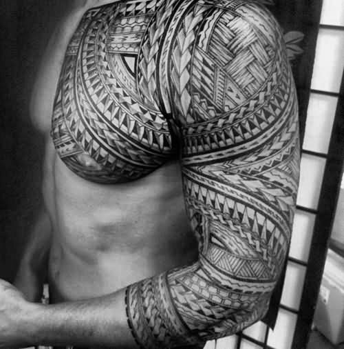 tatuaje polinesio pecho para hombre 15