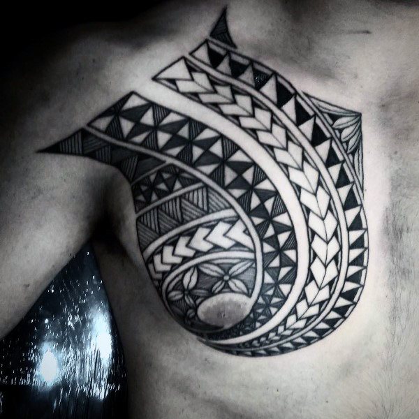 tatuaje polinesio pecho para hombre 21