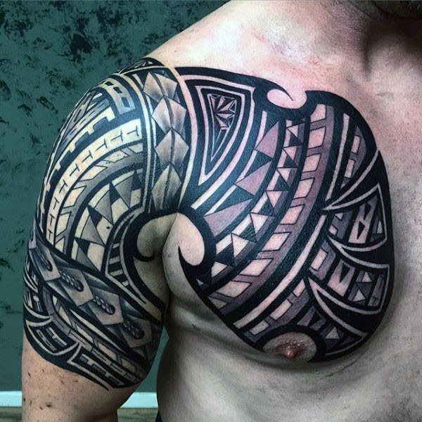 tatuaje polinesio pecho para hombre 22