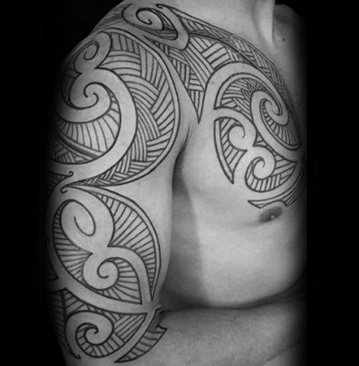 tatuaje polinesio pecho para hombre 24