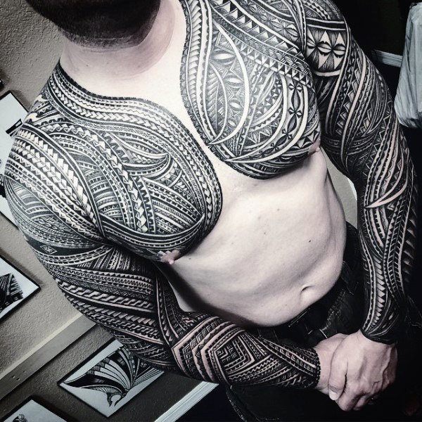 tatuaje polinesio pecho para hombre 25