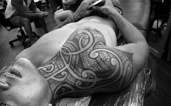 tatuaje polinesio pecho para hombre 27