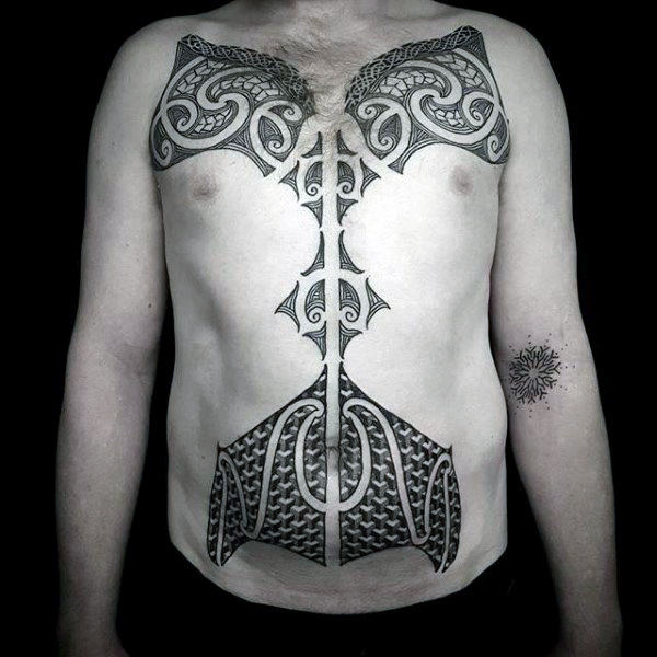 tatuaje polinesio pecho para hombre 29