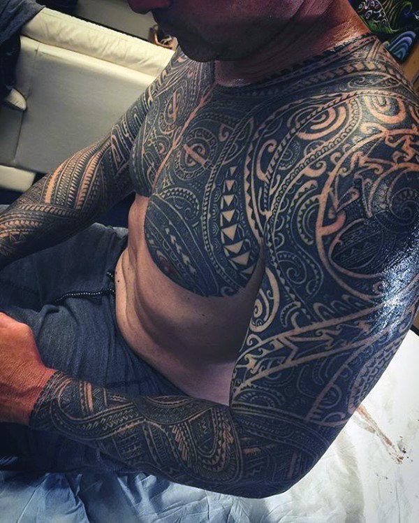 tatuaje polinesio pecho para hombre 30