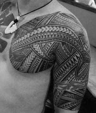 tatuaje polinesio pecho para hombre 32