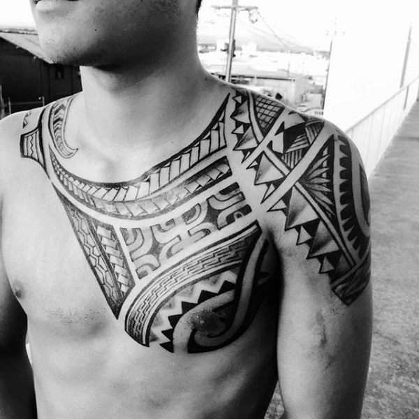 tatuaje polinesio pecho para hombre 33