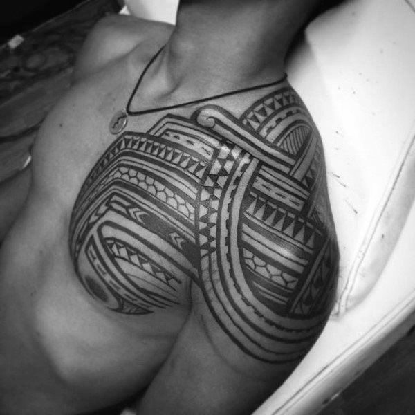 tatuaje polinesio pecho para hombre 34