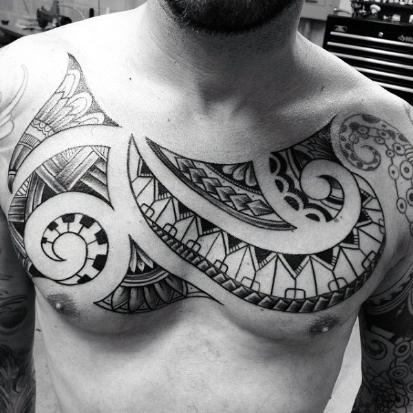 tatuaje polinesio pecho para hombre 35