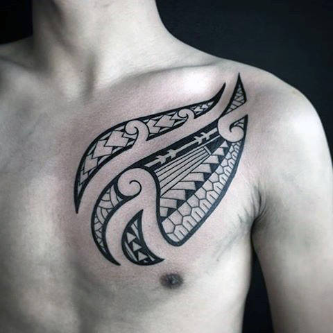 tatuaje polinesio pecho para hombre 36