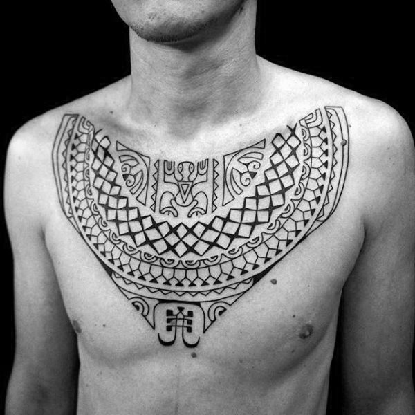 tatuaje polinesio pecho para hombre 37