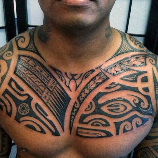 tatuaje polinesio pecho para hombre 39
