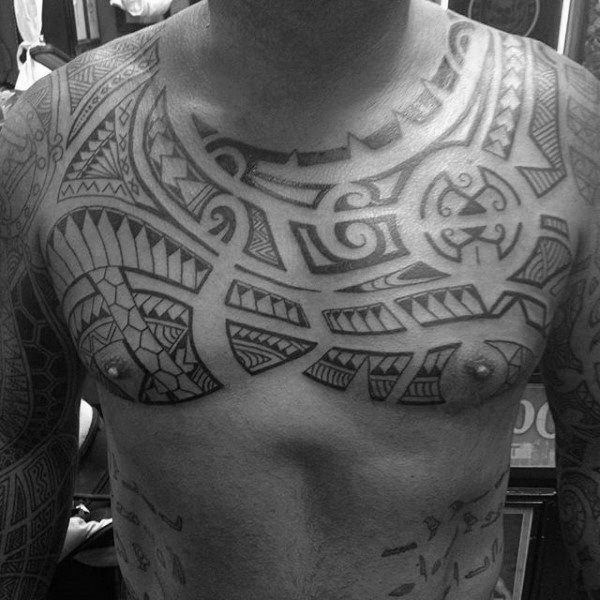 tatuaje polinesio pecho para hombre 40