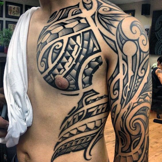 tatuaje polinesio pecho para hombre 42