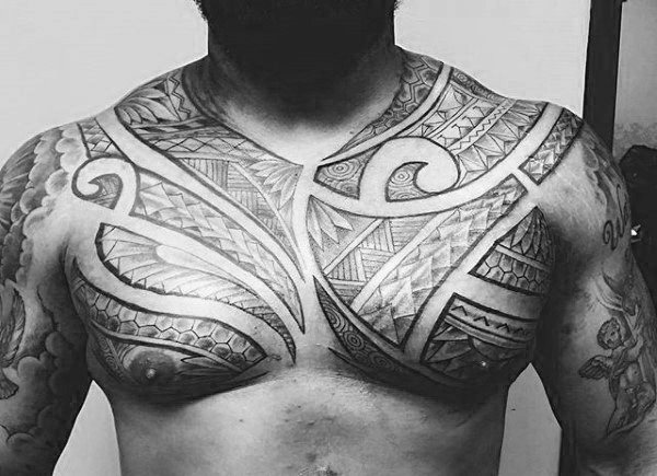tatuaje polinesio pecho para hombre 43