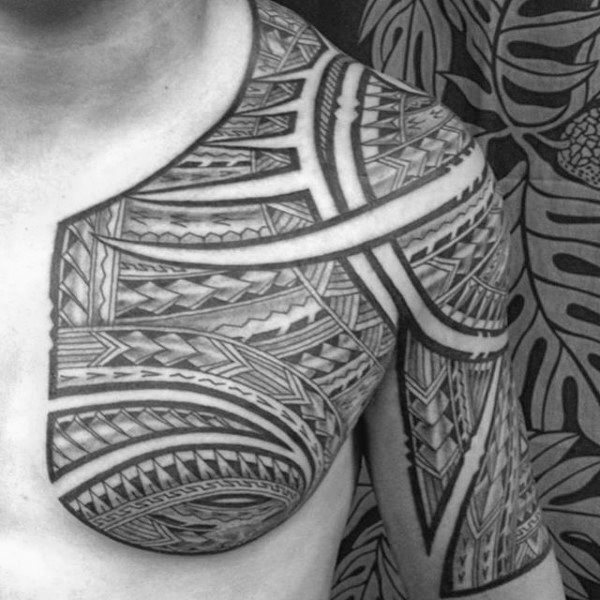 tatuaje polinesio pecho para hombre 45