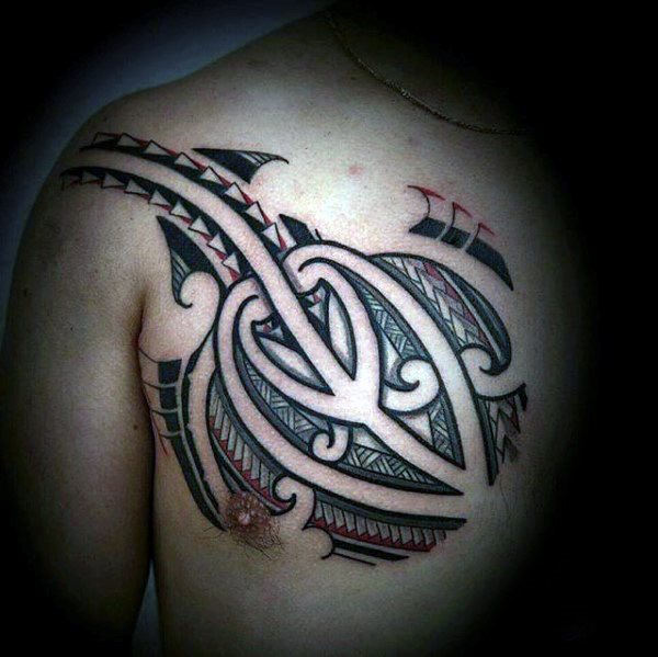tatuaje polinesio pecho para hombre 46