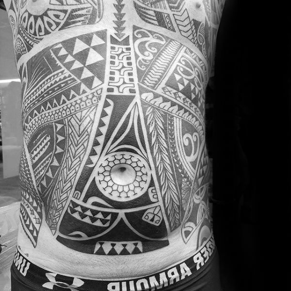 tatuaje polinesio pecho para hombre 49