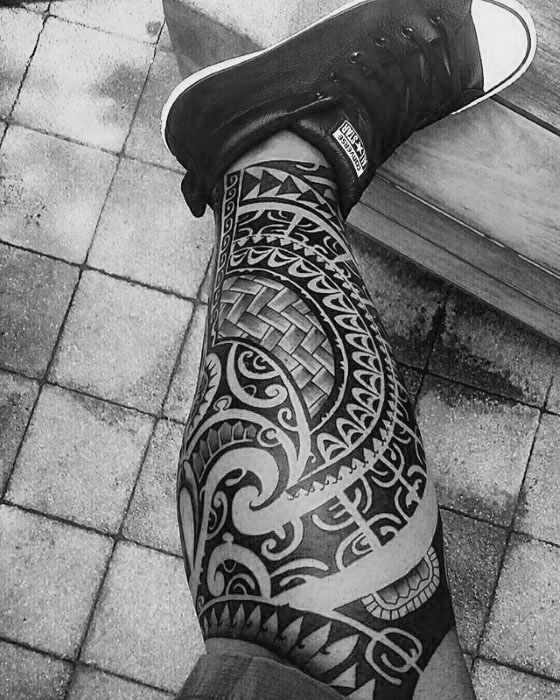 tatuaje polinesio pierna para hombre 02