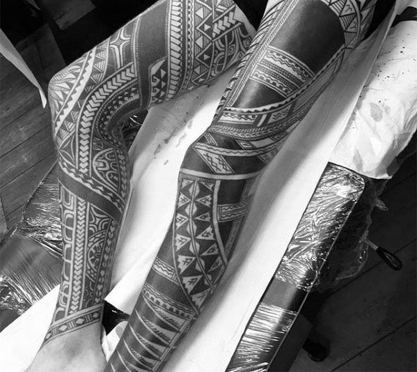 tatuaje polinesio pierna para hombre 04