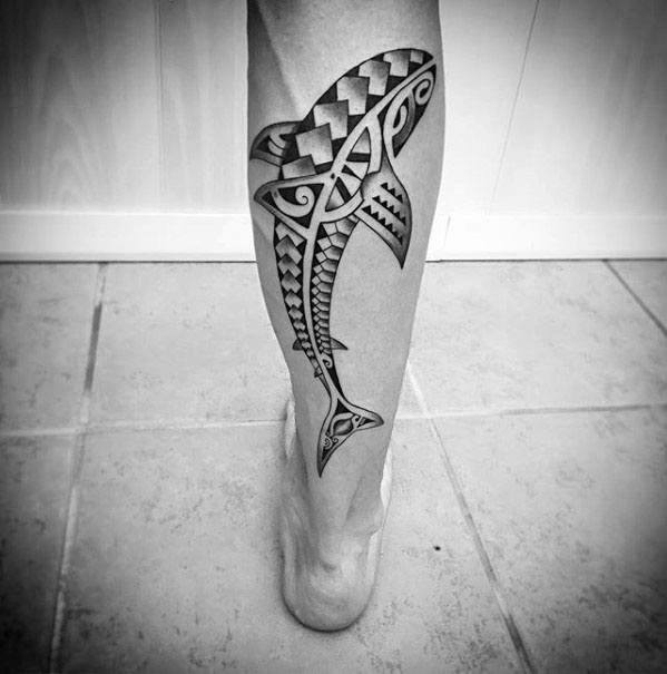 tatuaje polinesio pierna para hombre 07
