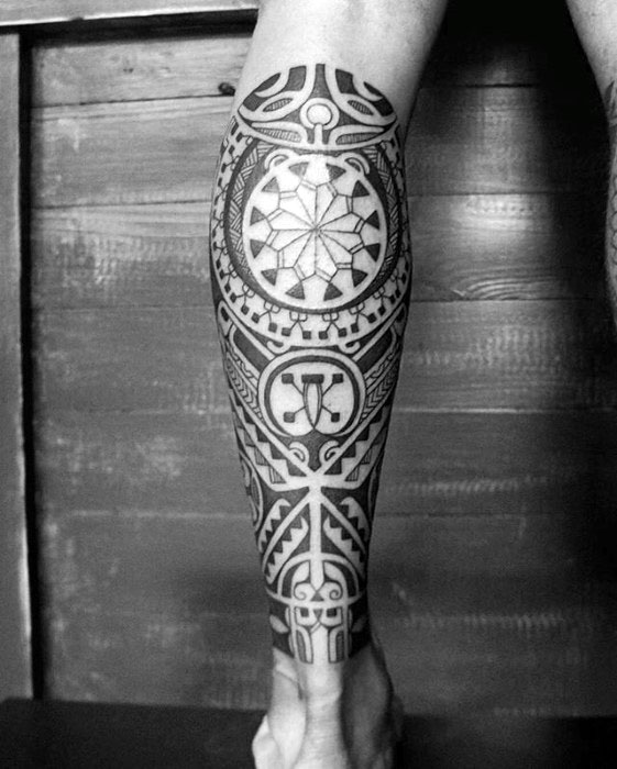 tatuaje polinesio pierna para hombre 08