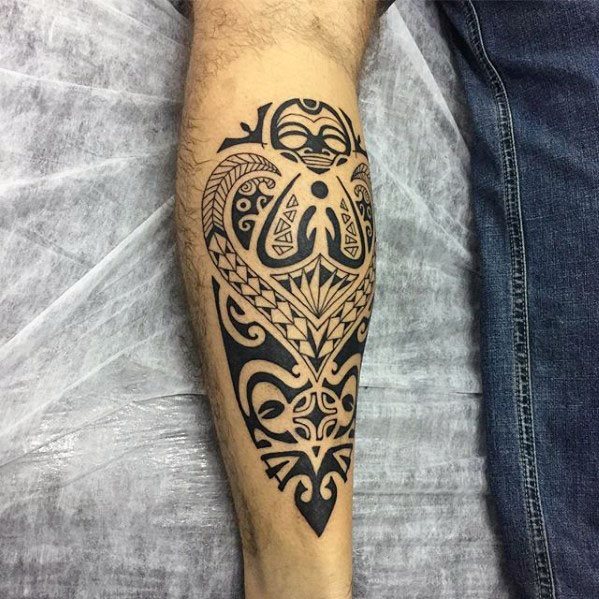 tatuaje polinesio pierna para hombre 13