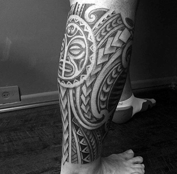tatuaje polinesio pierna para hombre 15