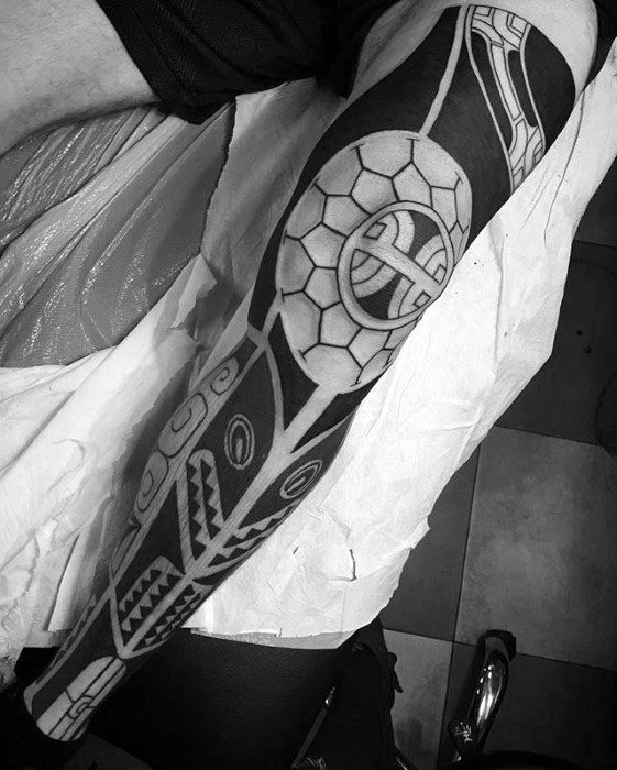 tatuaje polinesio pierna para hombre 17
