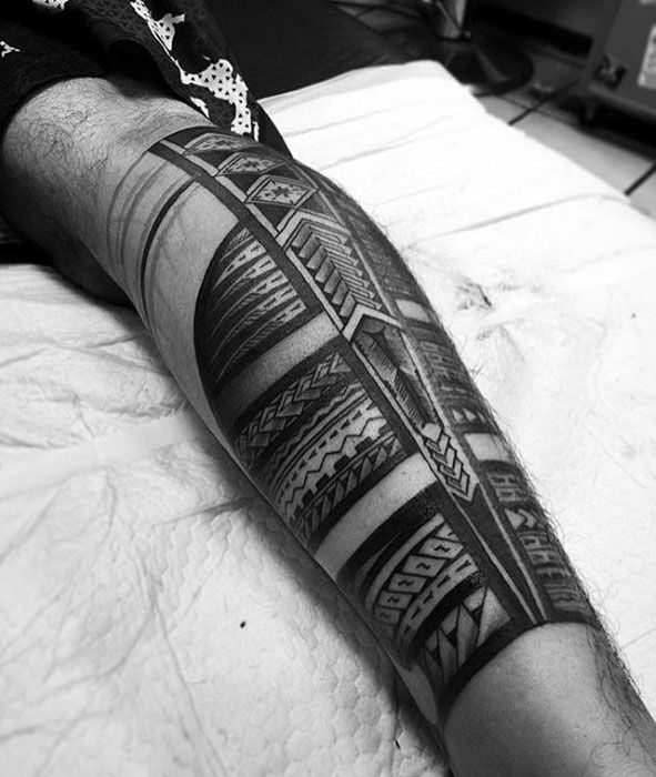 tatuaje polinesio pierna para hombre 18