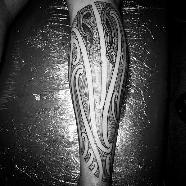 tatuaje polinesio pierna para hombre 20