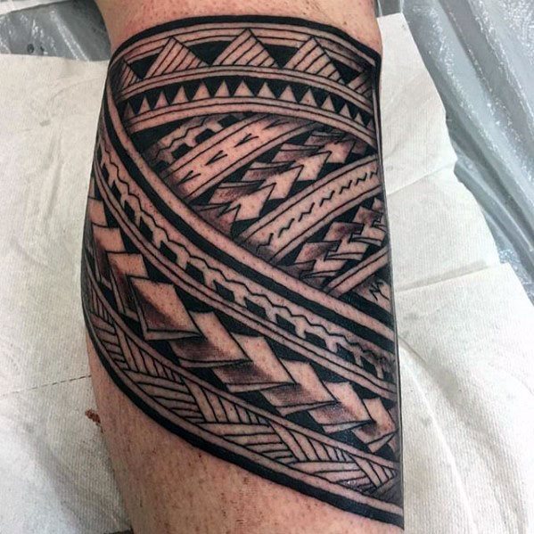tatuaje polinesio pierna para hombre 22