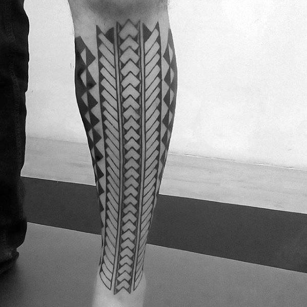 tatuaje polinesio pierna para hombre 23