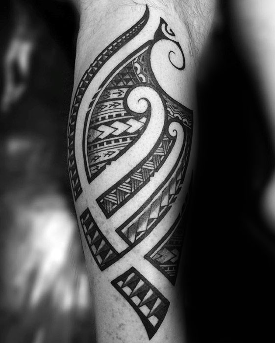 tatuaje polinesio pierna para hombre 24